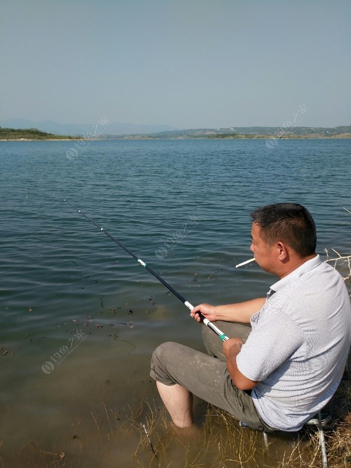 湖边钓鱼游戏：渔竿出击！