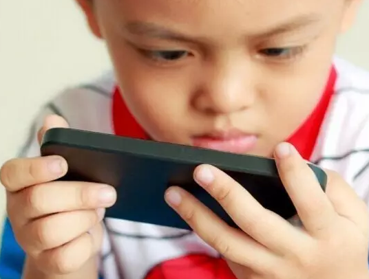 小孩刷妈妈手机玩游戏视频-妈妈手机成为幼儿园的新游戏视频乐园