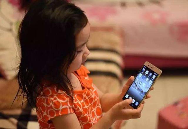 小女孩用一个手机做游戏-小女孩玩手机游戏：家长责任缺失、社会影响、心理需求满足