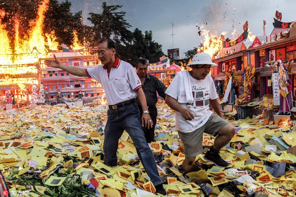 三冥节：祭奠逝去的亲人，点燃水灯引导亡灵