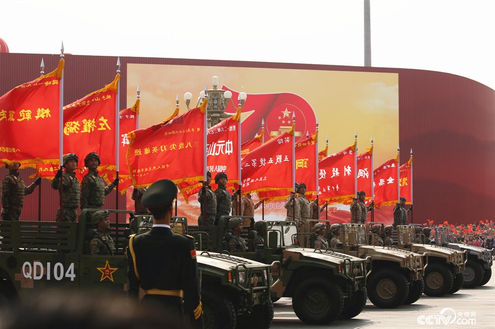 2017阅兵-震撼！中国军队阅兵：武器装备惊艳全球，官兵英勇威武