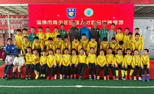 手机足球游戏中文版：管理球队，挑战世界